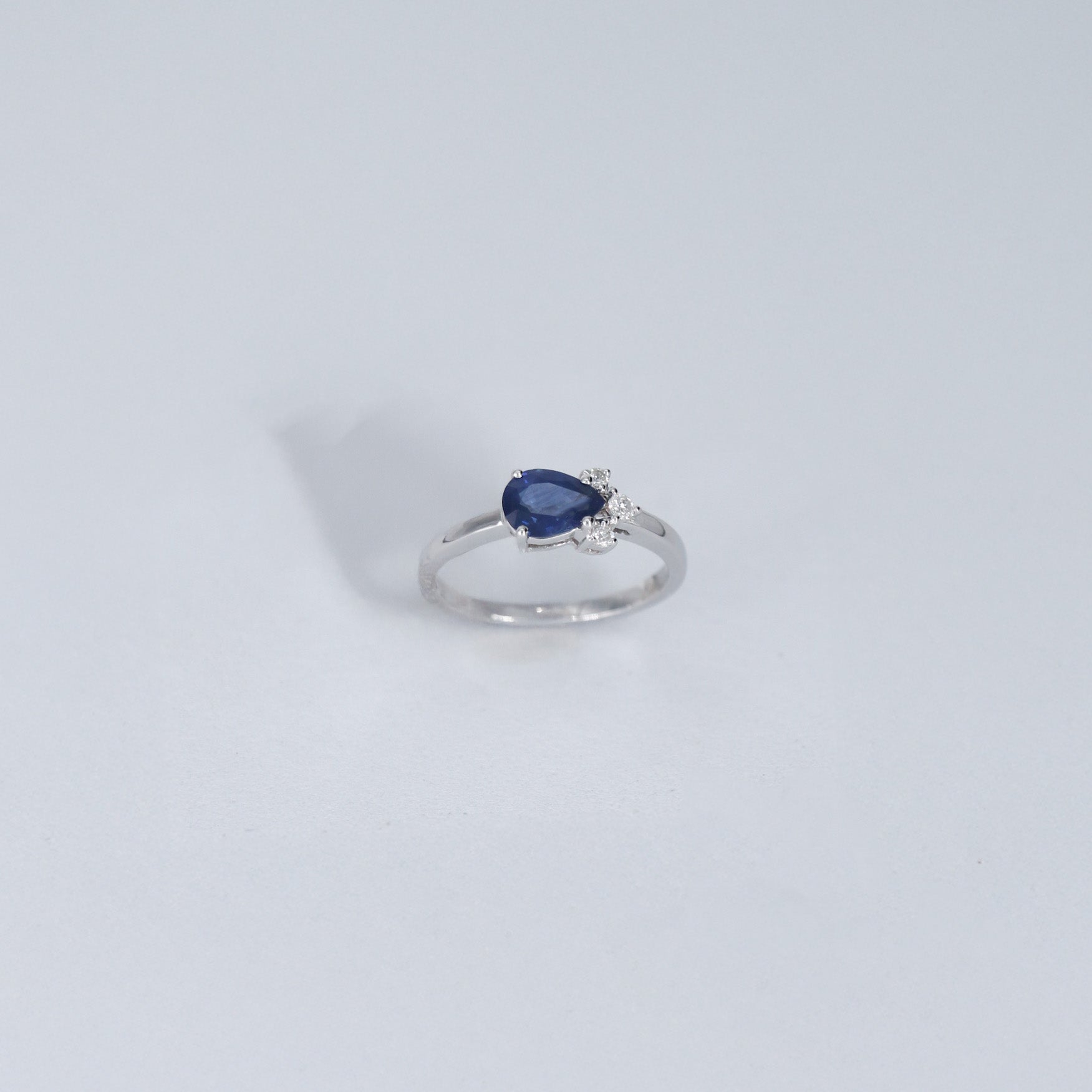 ANILLO MODA DIAMANTE .06ct/.90ct ZAF PERA ORO BCO 14K