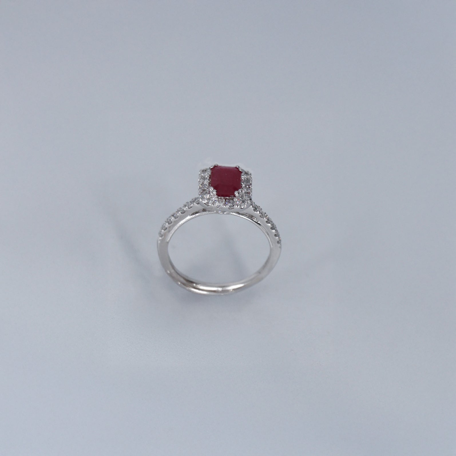 ANILLO MODA HALO DIAMANTES .60ct/1.05ct RUBI ORO BCO 14K