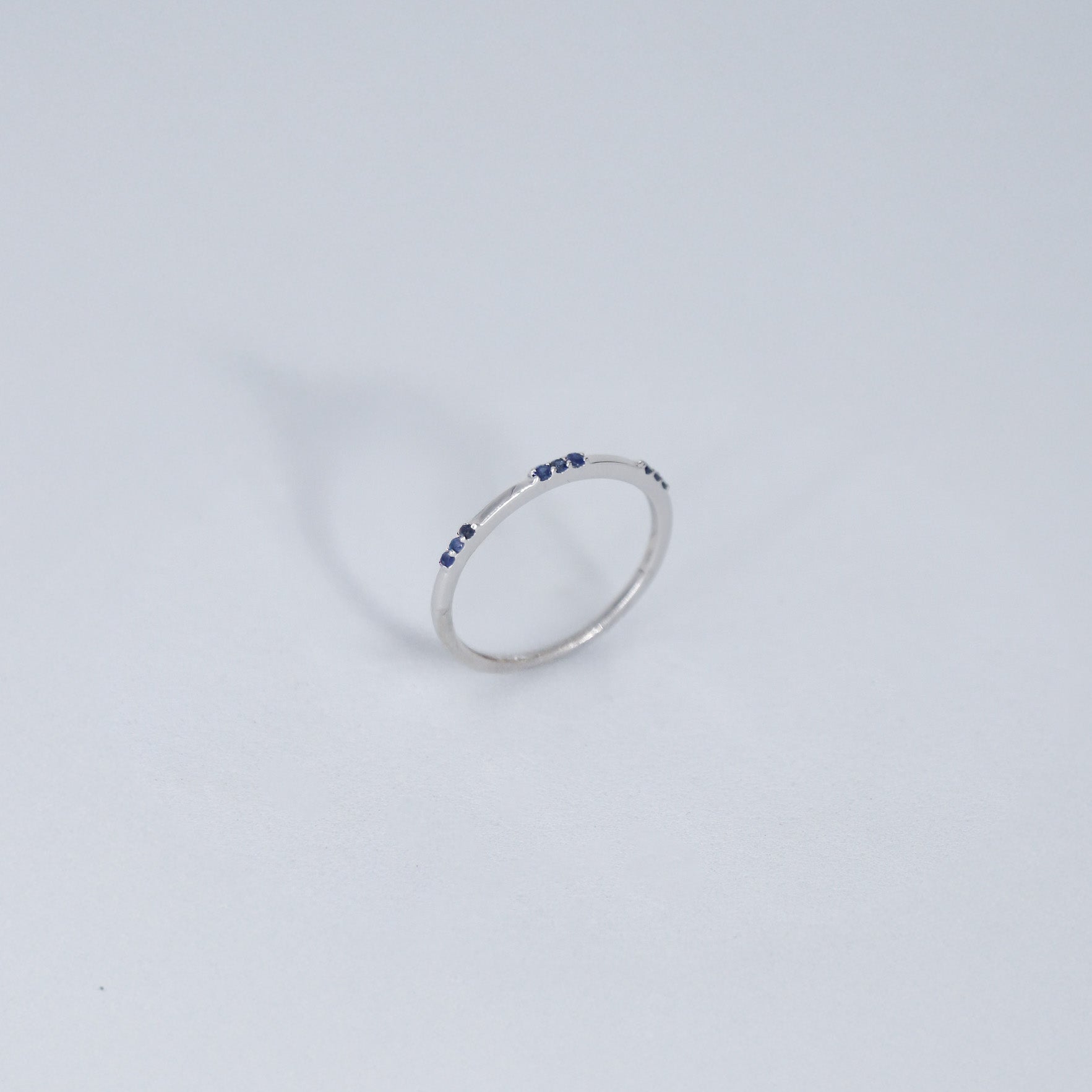 ANILLO MODA ZAFIROS .10ct ORO BCO 14K