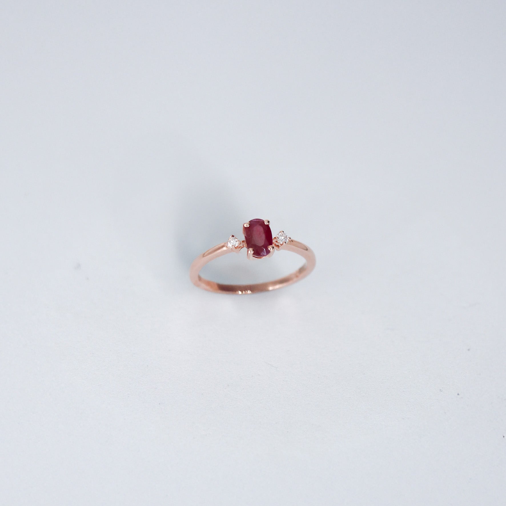 ANILLO MODA DIAMANATE .06ct/.65ct RUBIE OVAL ORO ROSA 14K