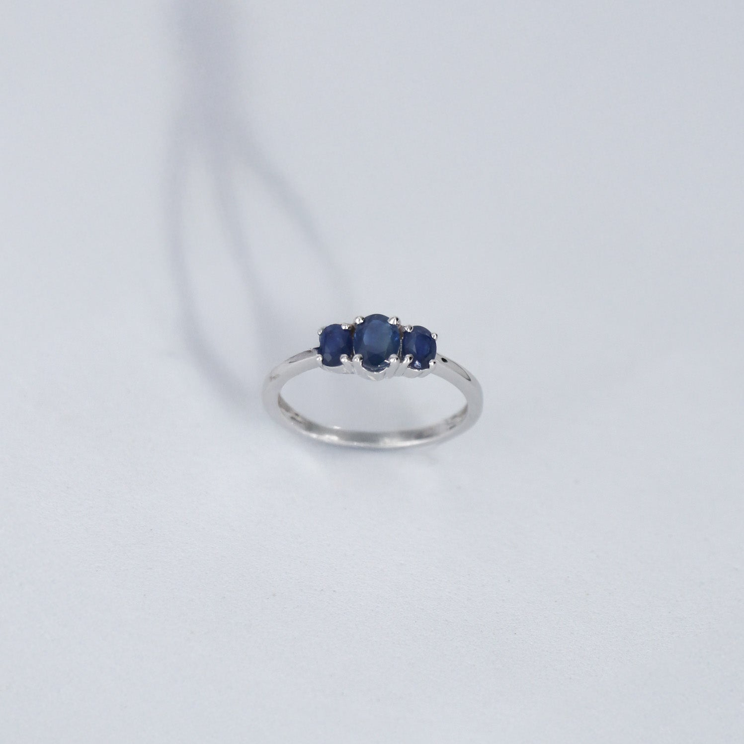 ANILLO MODA ZAFIROS 1.0ct OVAL ORO BCO 14K