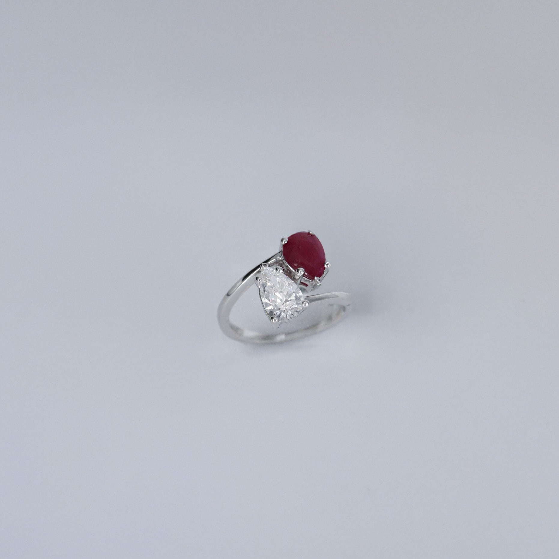 ANILLO MODA TU Y YO DIAMANTE 1.05ct/1.15ct RUBIE PERA ORO BCO 14K LABORATORIO