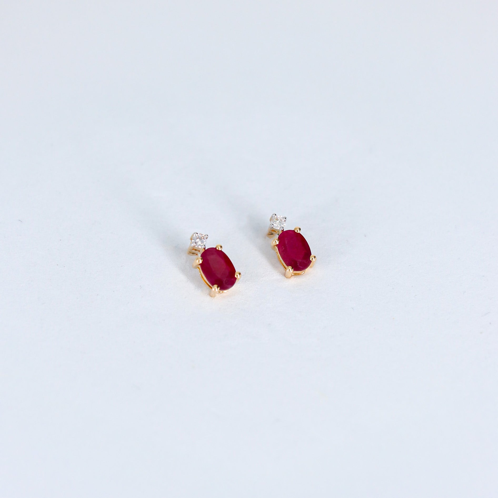 PAR ARETES DIAMANTE .06ct/1.5ct RUBIE OVAL 6x4 ORO BCO 14K