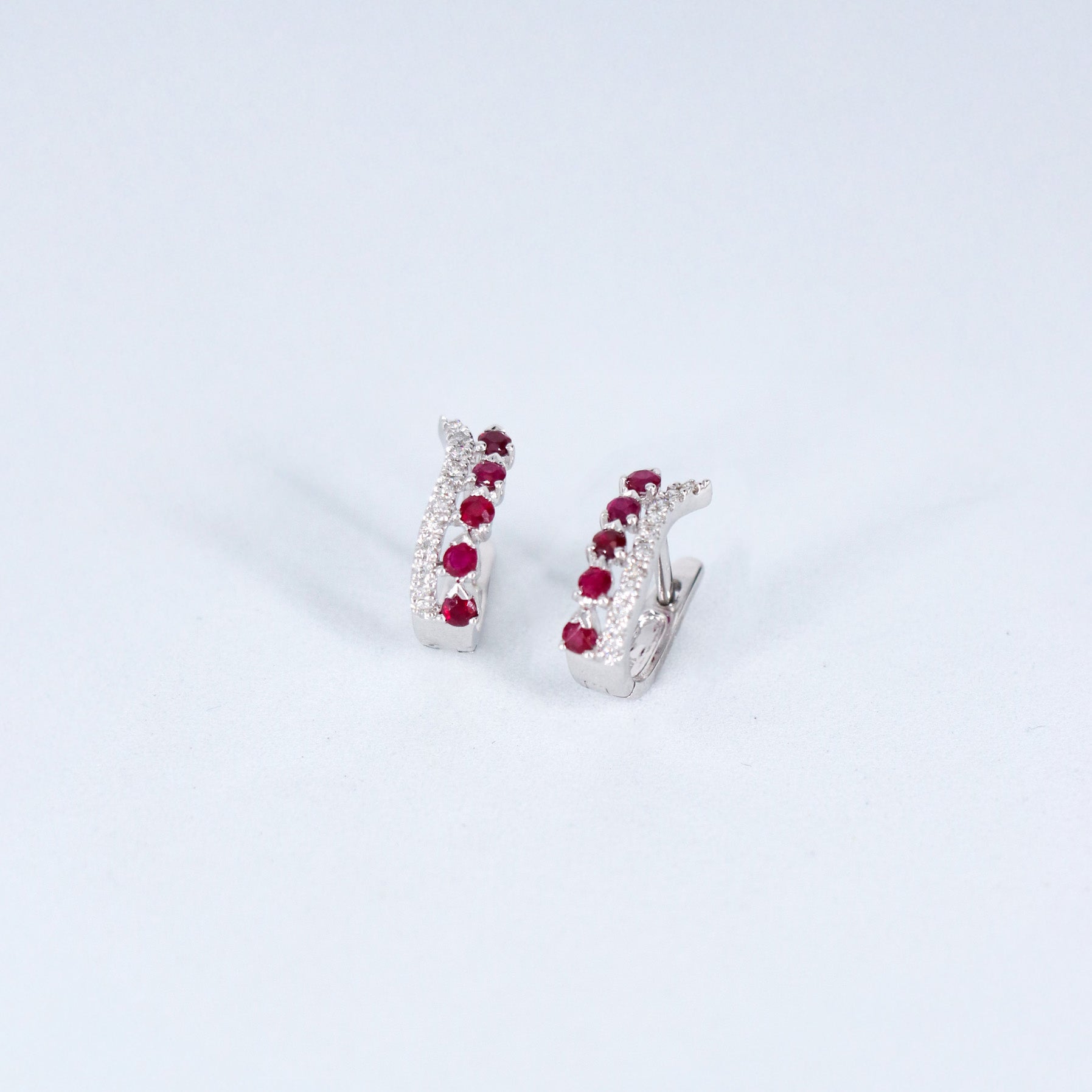 PAR ARRACADITAS DIAMANTE .13ct/.45ct RUBIE ORO BCO 14K