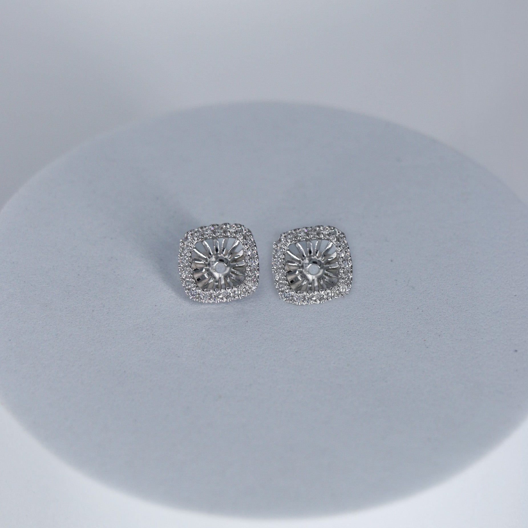 PAR STUDS DIAMANTE 2.46ct ORO BCO 14K LABORATORIO