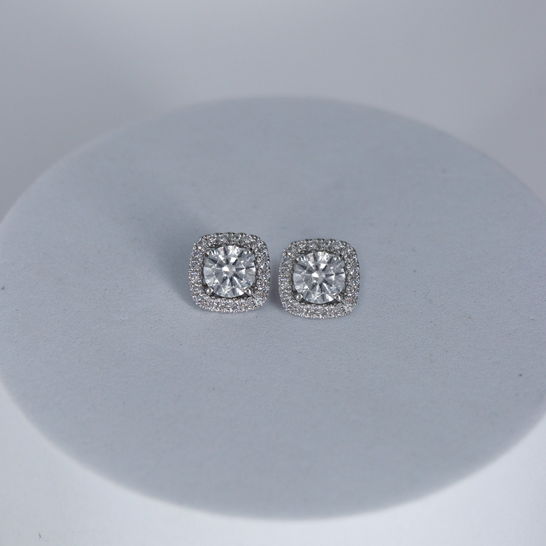 PAR STUDS DIAMANTE 2.46ct ORO BCO 14K LABORATORIO
