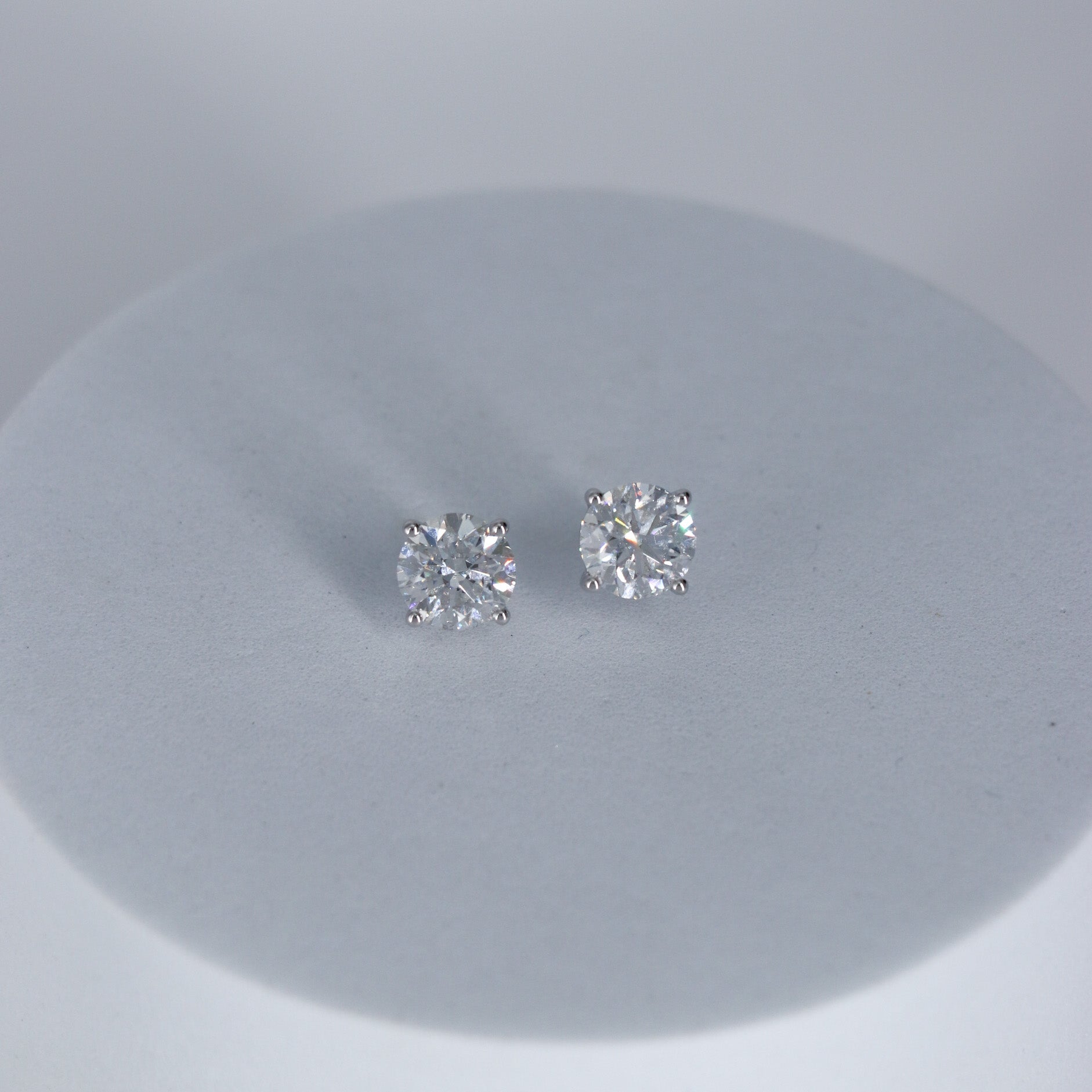PAR ARETES DIAMANTE 3.06ct ORO BCO 14K LABORATORIO