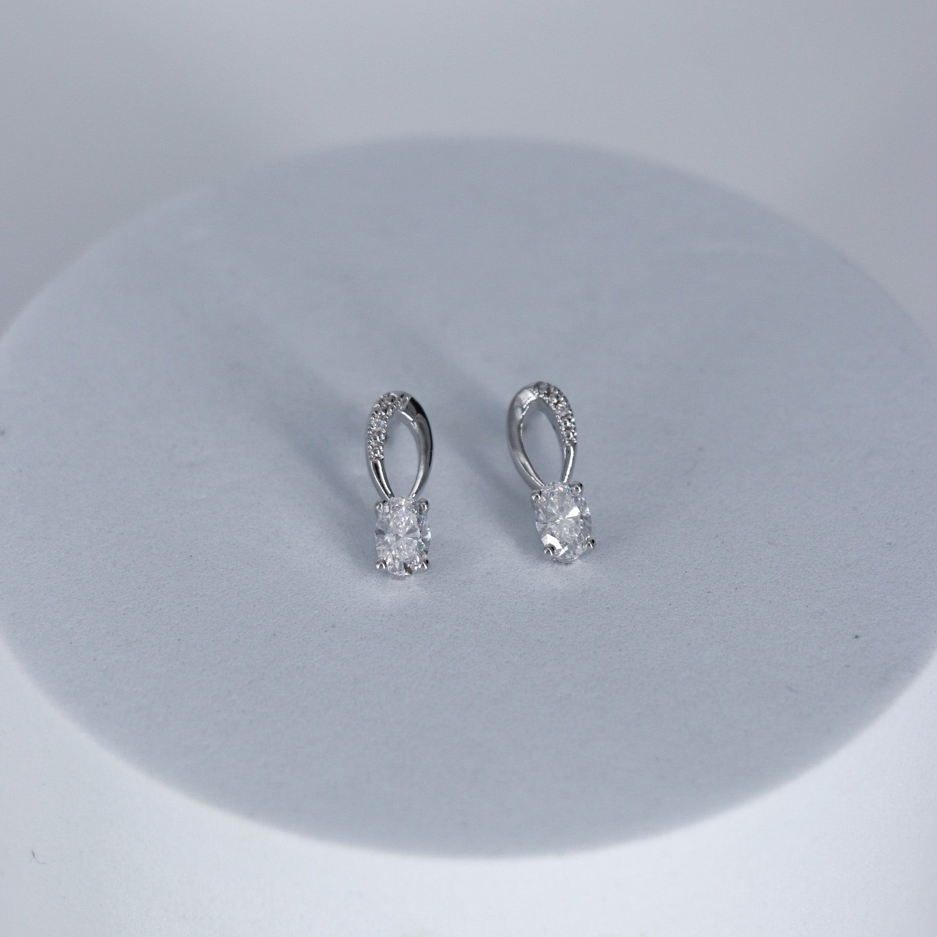 PAR ARETS DIAMANTE .85ct RD OVAL ORO BCO 14K LABORATORIO