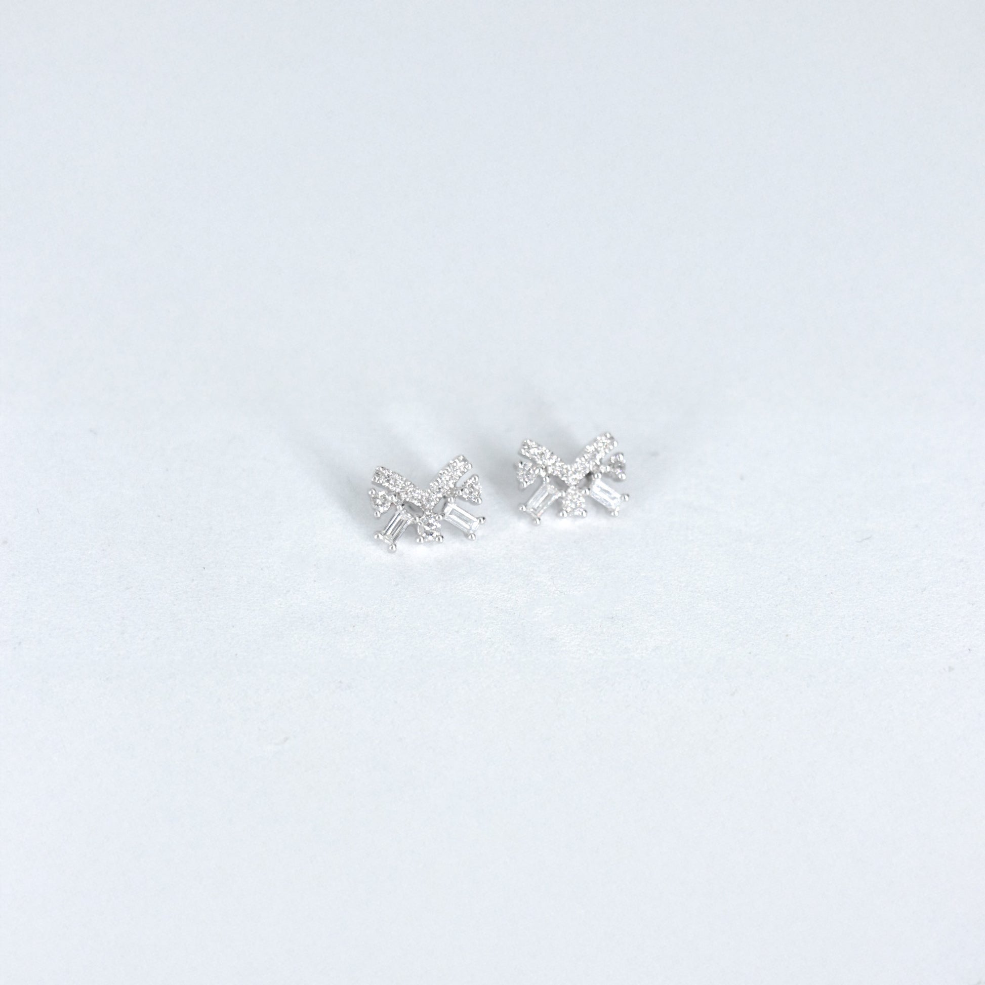 PAR ARETES DIAMANTE .27ct RD BGT ORO BCO 14K