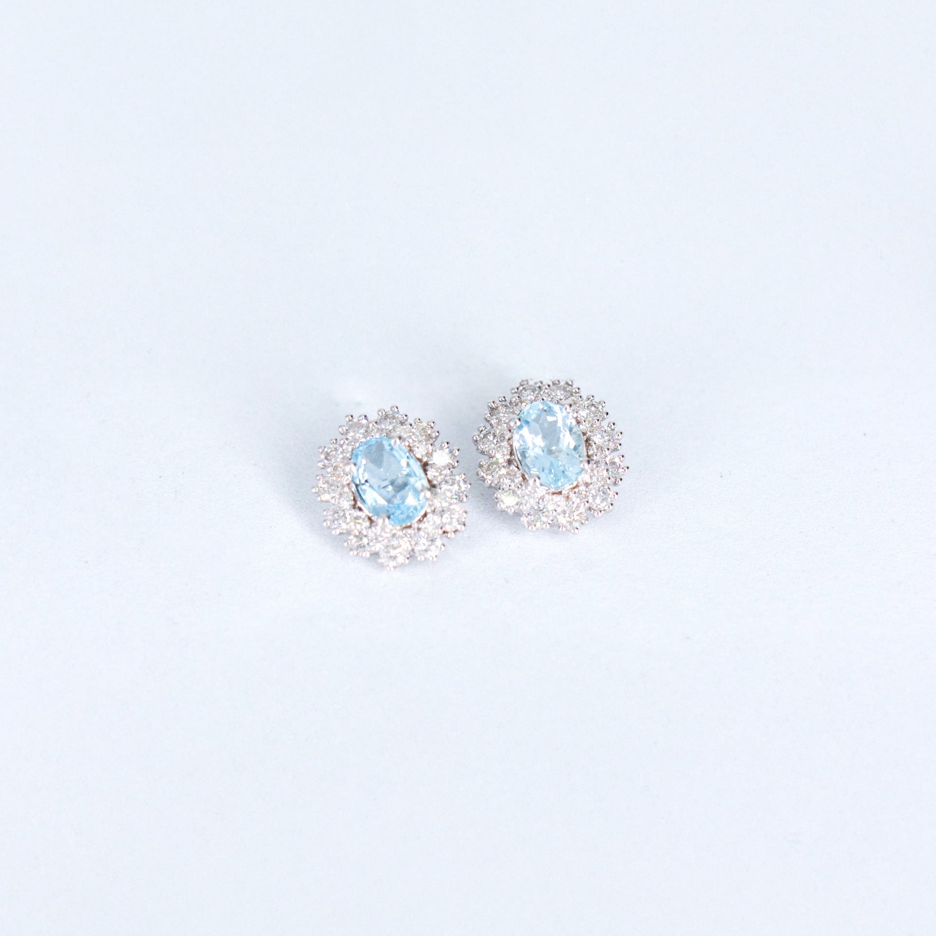 PAR ARETES HALO DIAMANTES .20ct/.85ct AGUAMARINA OVAL ORO BCO 14K