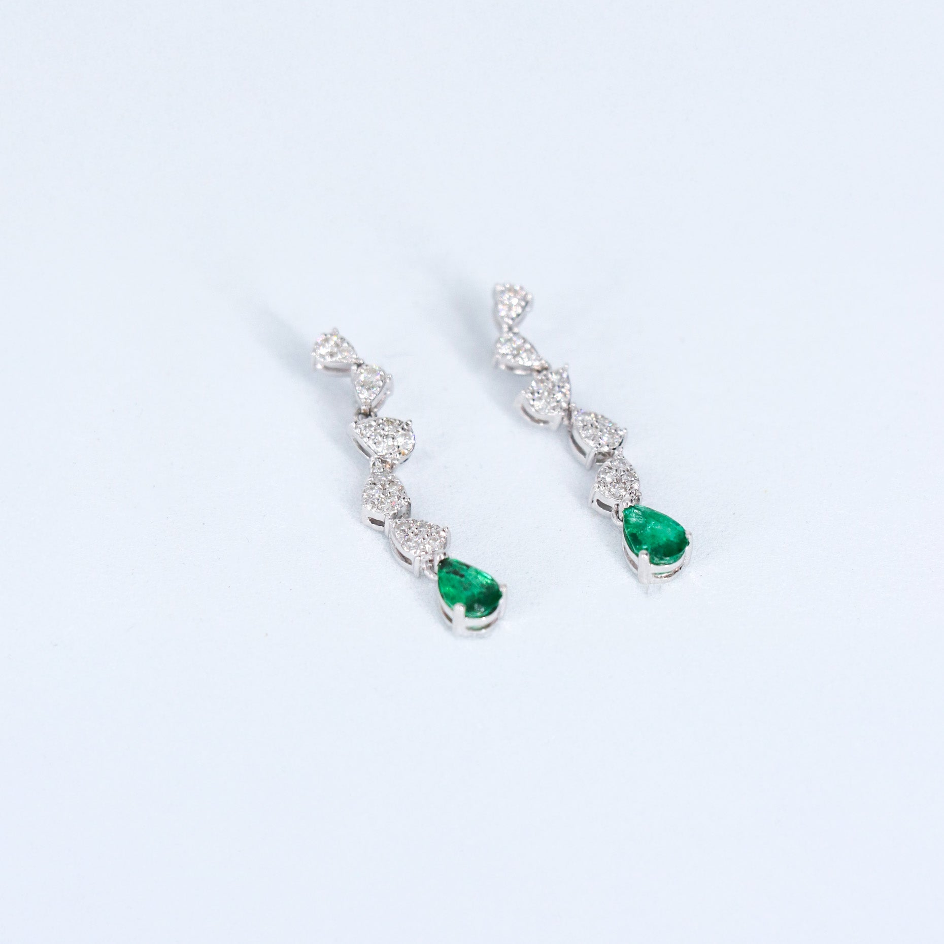 PAR ARETES LARGOS DIAMANTE .34ct/.65ct ESME C/PERA ORO BCO 14K