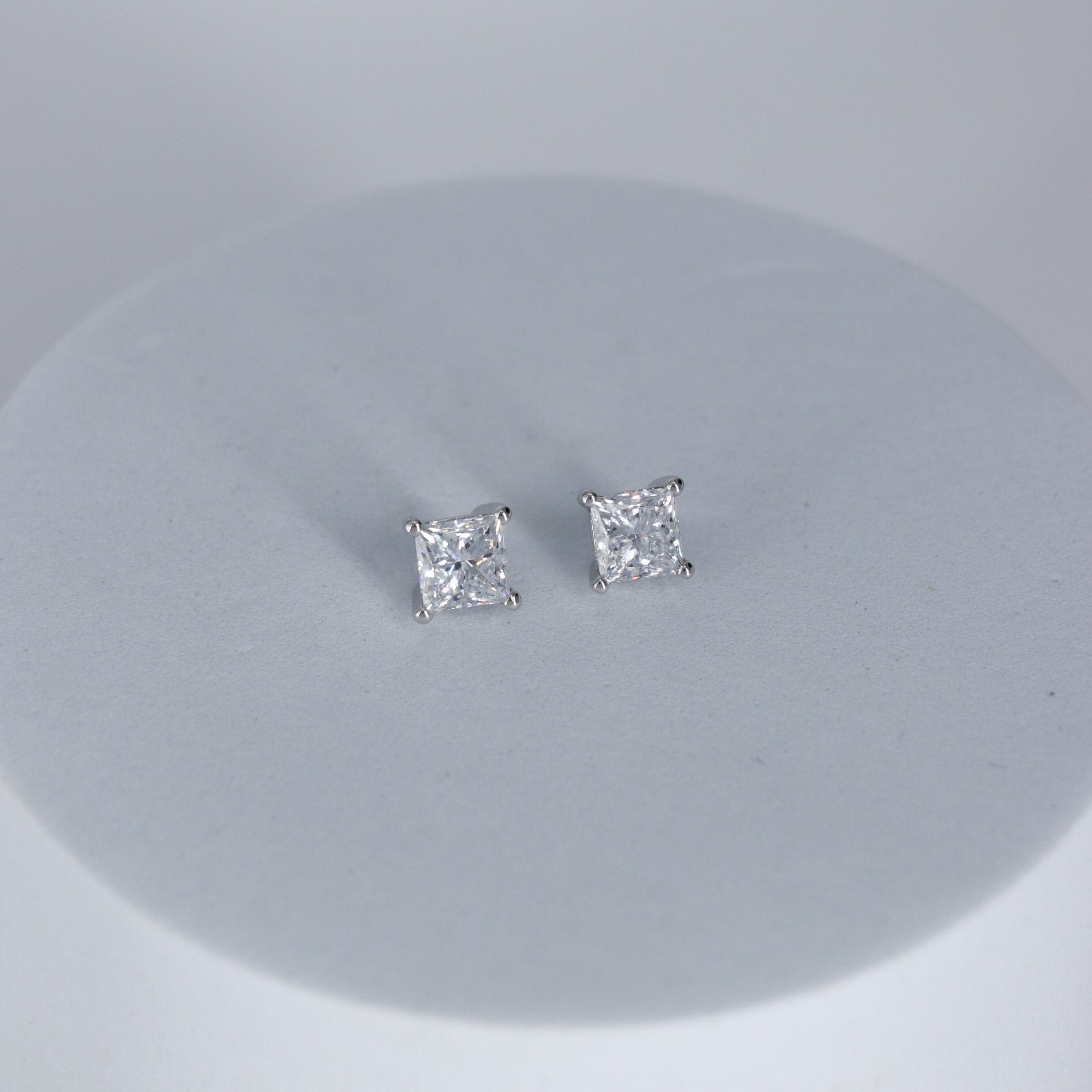 PAR ARETES DIAMANTE 2.13ct ORO BCO 14K LABORATORIO