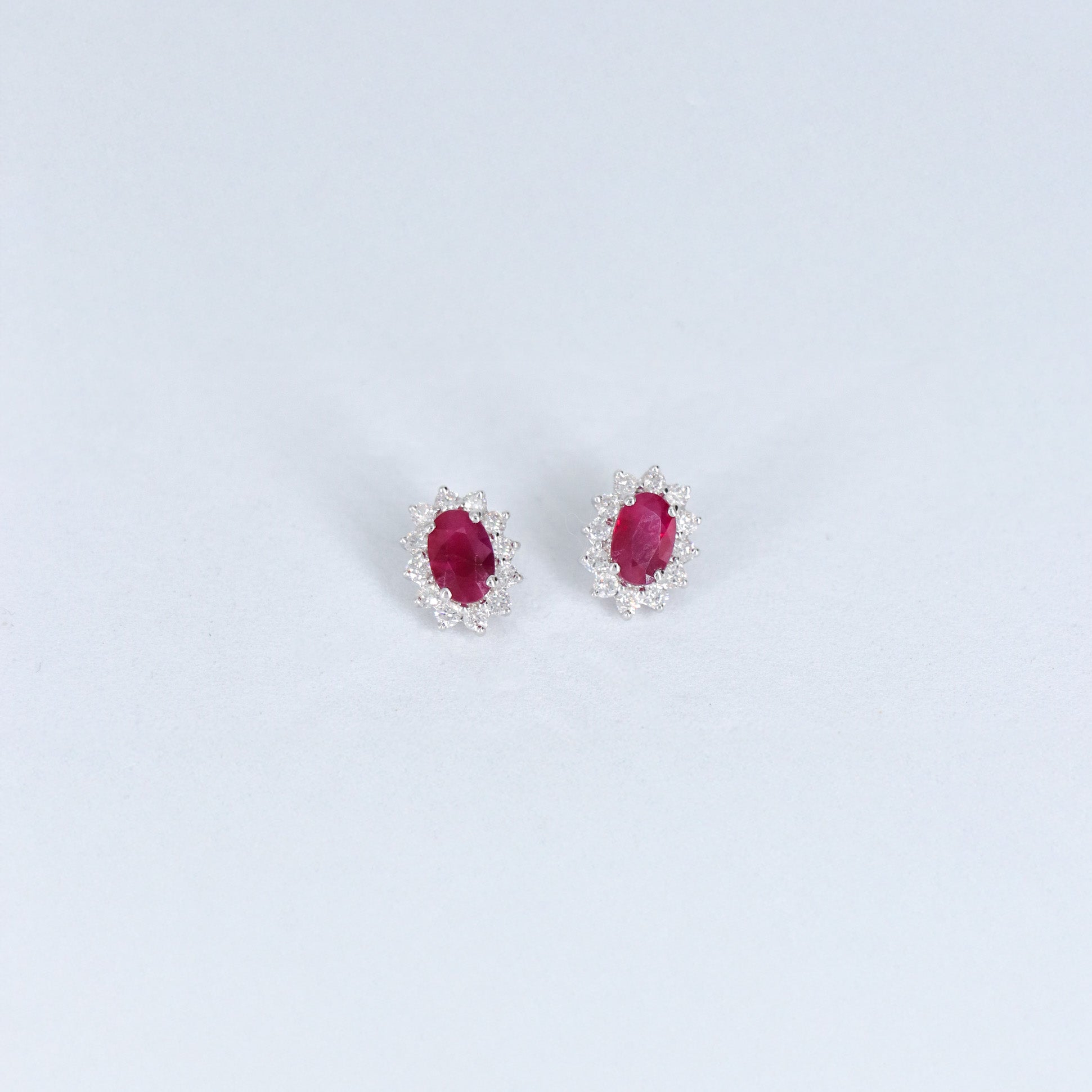 PAR ARETES HALO DIAMANTES/RUBIE OVAL ORO BCO 14K