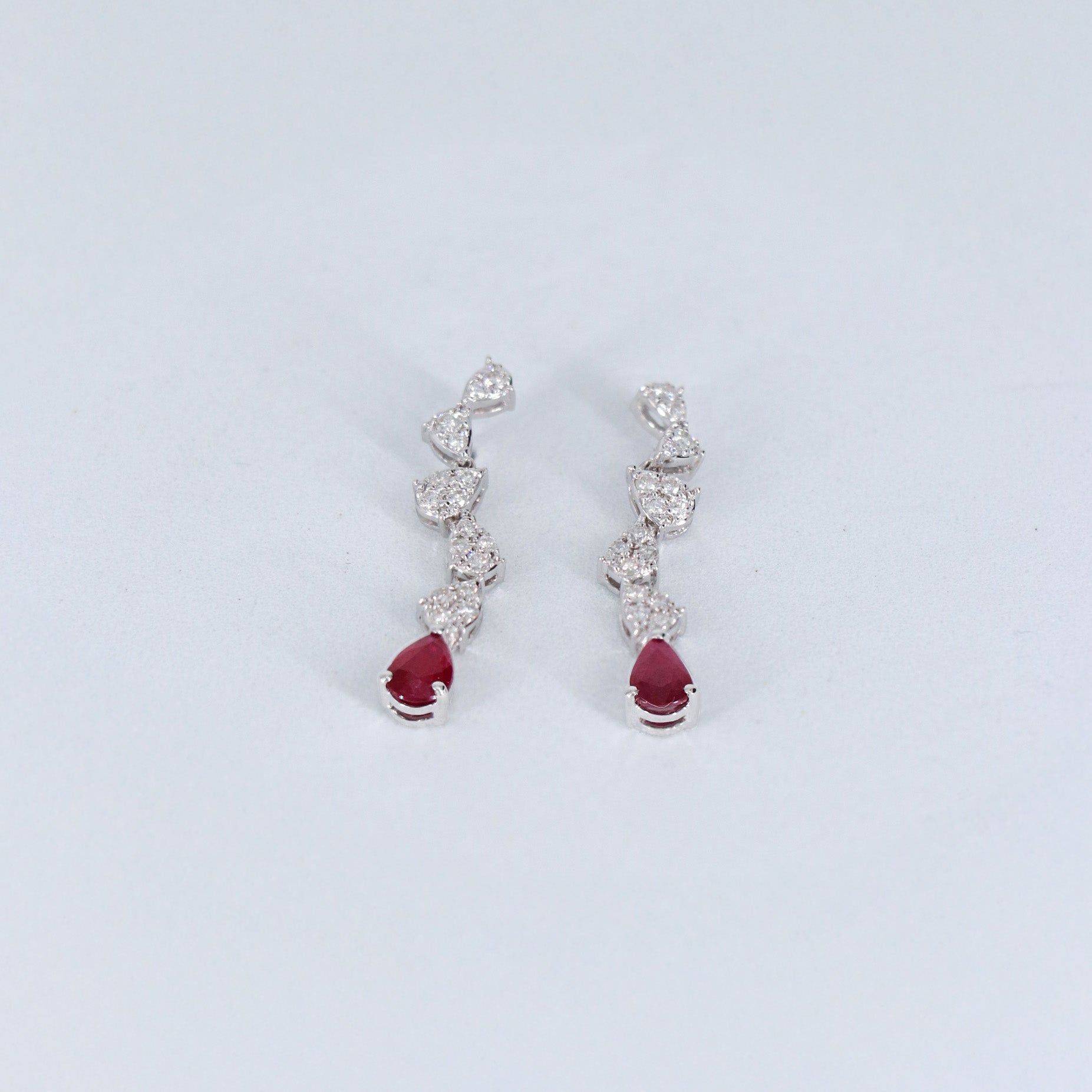 PAR ARETES LARGOS DIAMANTE .34ct/.80ct RUBIE PERA ORO BCO 14K