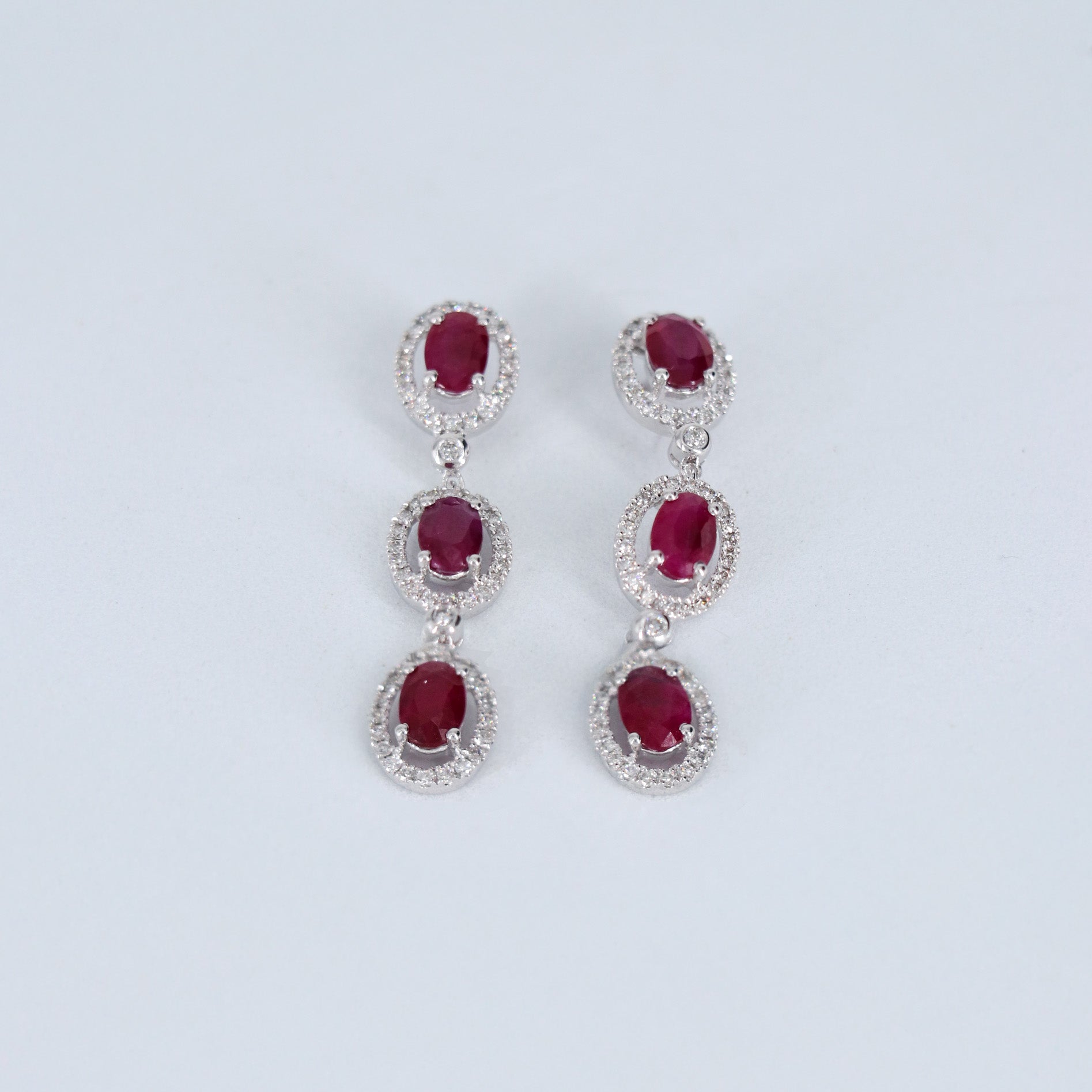 PAR ARETES LARGOS DIAMANTE .64ct/3.70ct RUBIES ORO BCO 14K