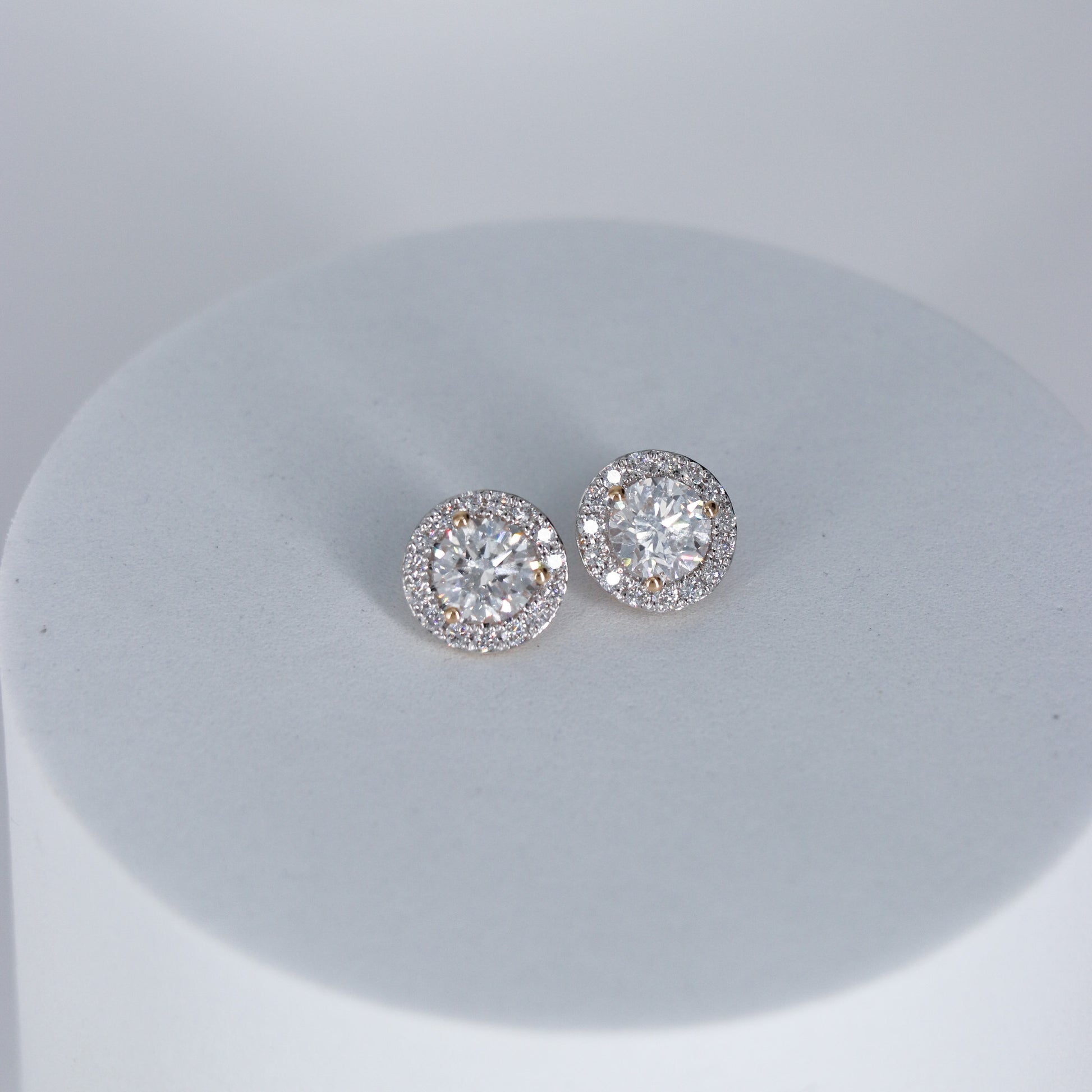 PAR ARETES DIAMANTE 3.0ct ORO AMA 14K LABORATORIO