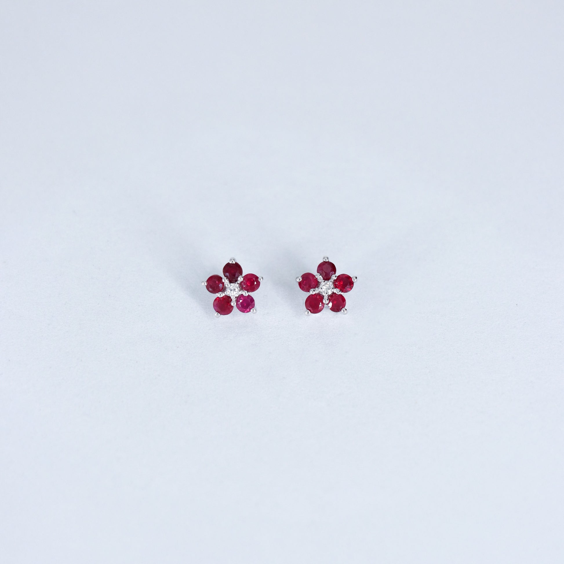 PAR ARETES FLOR DIAMANTE .04ct/.50ct RUBIE ORO BCO 14K