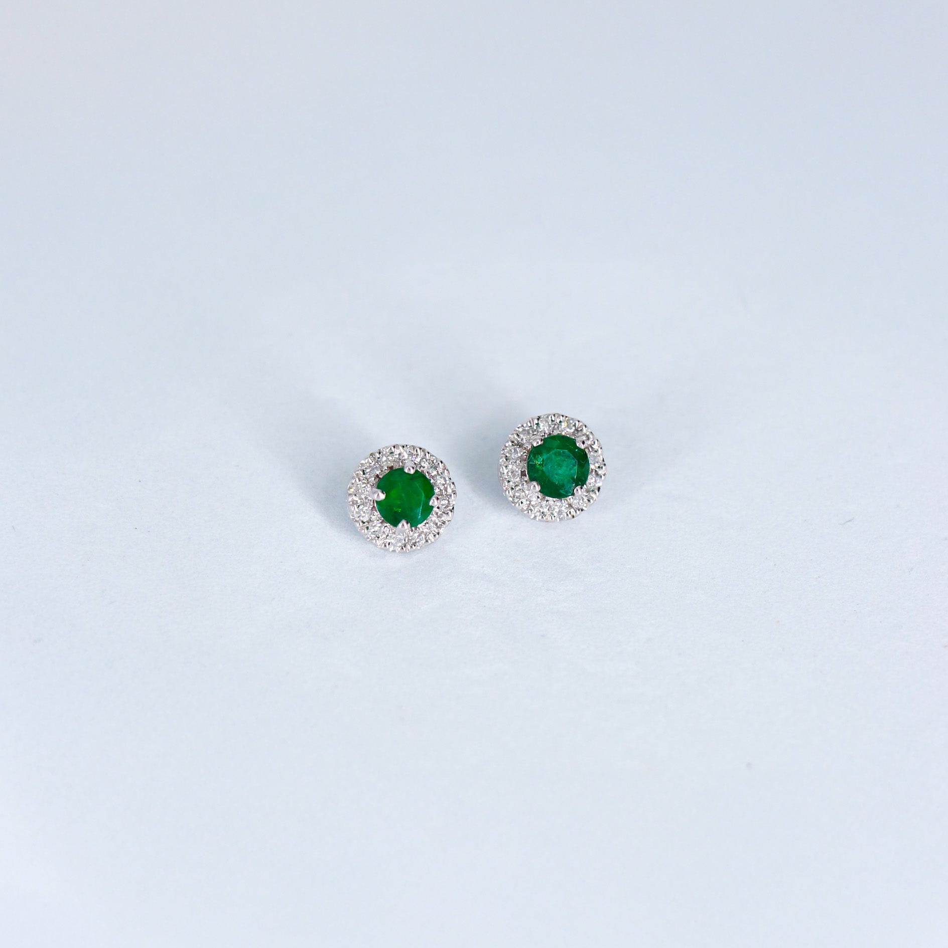 PAR ARETES DIAMANTE .20ct/ESMERALDAS 4.0mm SI ORO AMA 14K