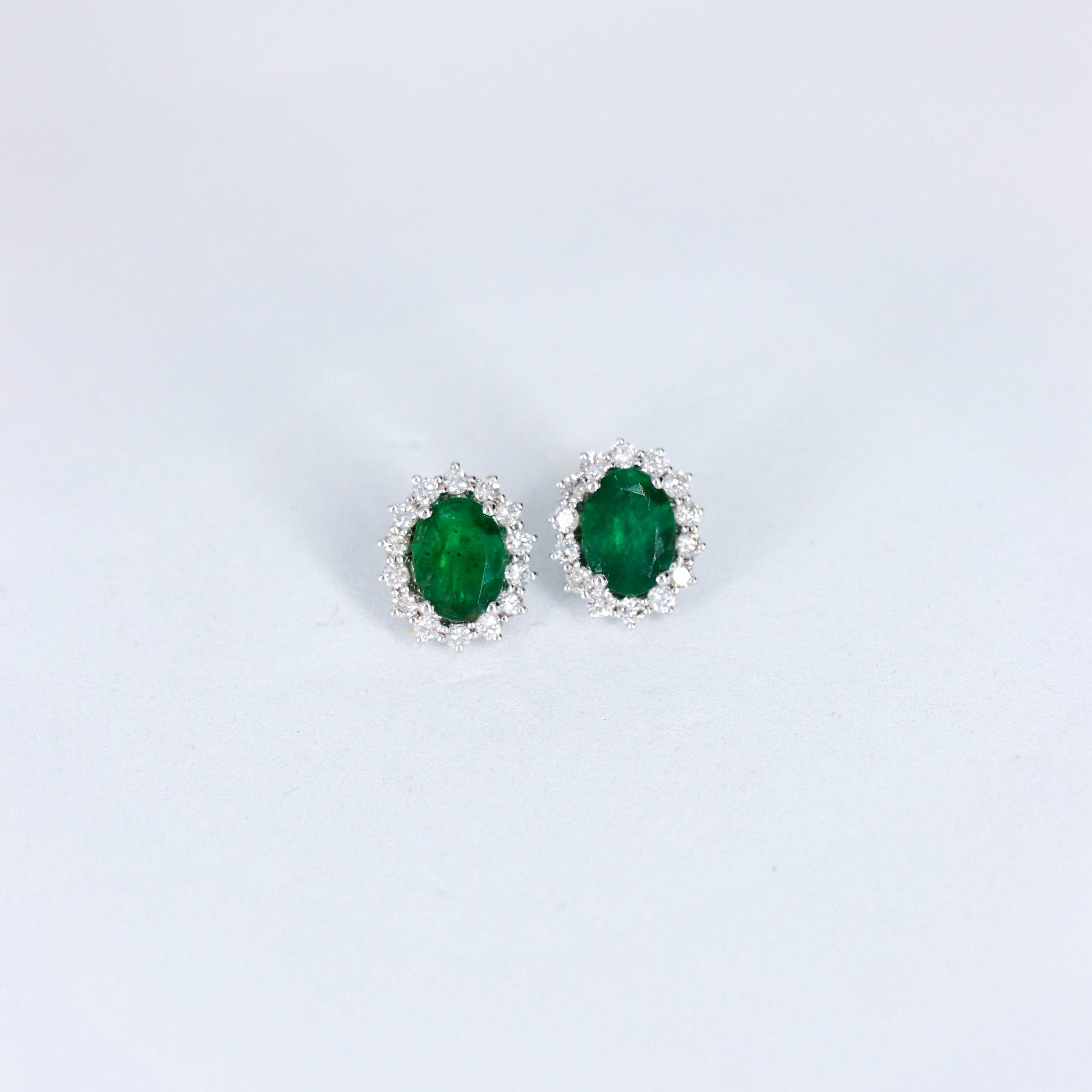 PAR ARETES DIAMANTE .56ct/ESMERALDA OVAL 8x6 SI ORO BCO 14k