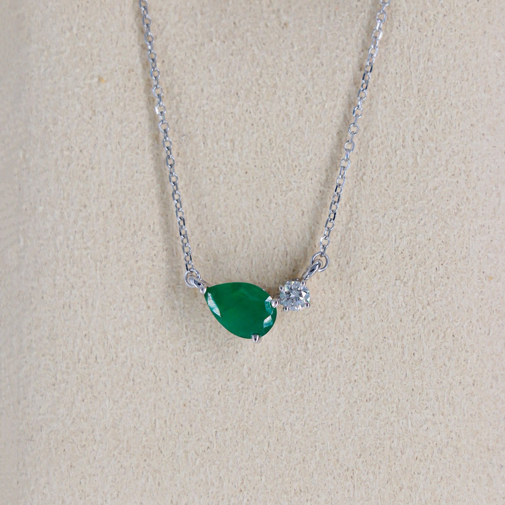 DIJE 14K. SI ORO BLANCO DIAMANTE 0.09 CT ESMERALDA 5X3 mm 0mm, 0gr