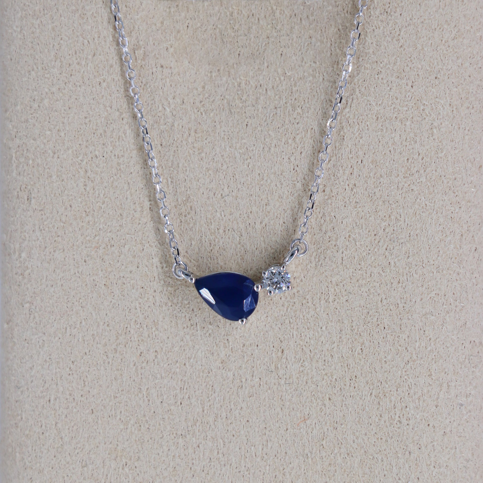 DIJE C/CADENA DIAMANTE .09ct/.90ct ZAF PERA ORO BCO 14K