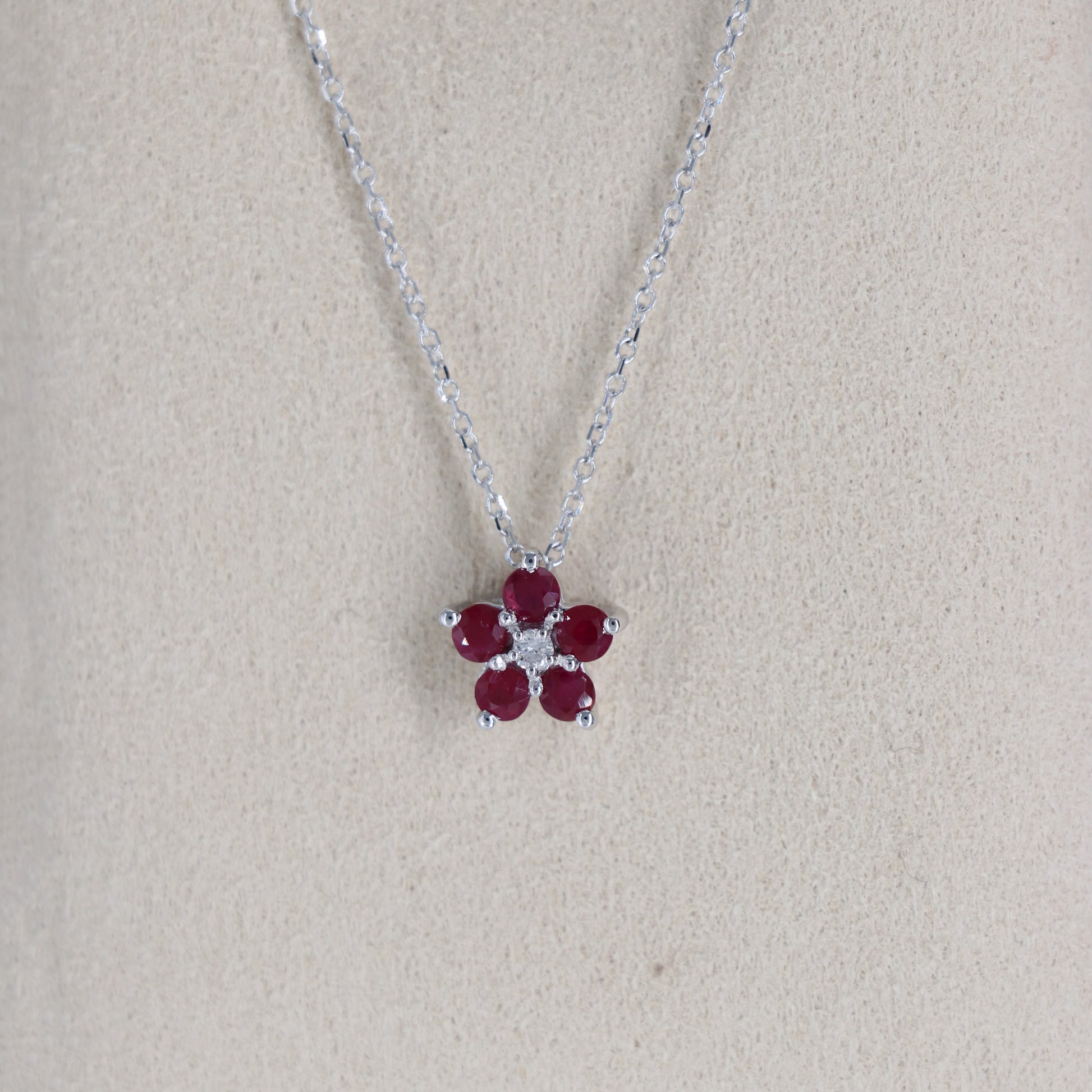 DIJE C/CADENA FLOR Diamante.03ct/.55ct Rubi Oro Bco 14k