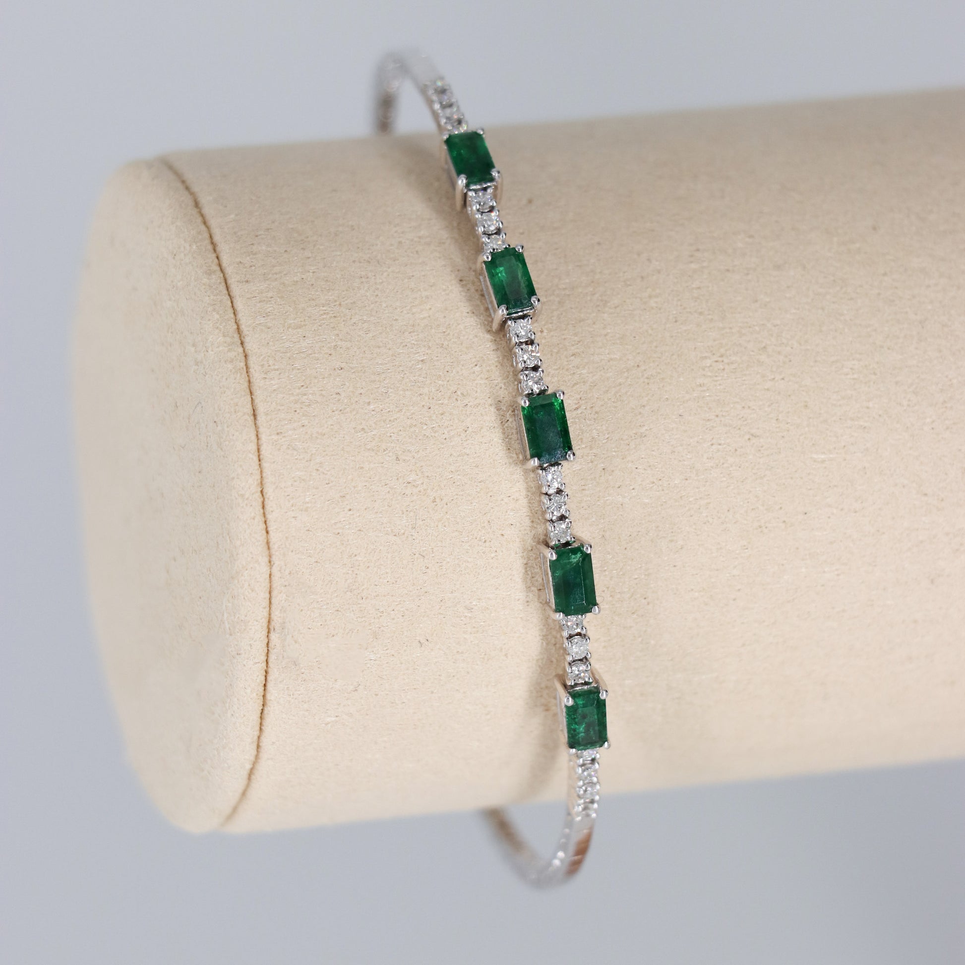 PULSERA RIGIDA DIAMANTES .30ct/1.45ct ESME ORO BCO 14K SIZA 6.25