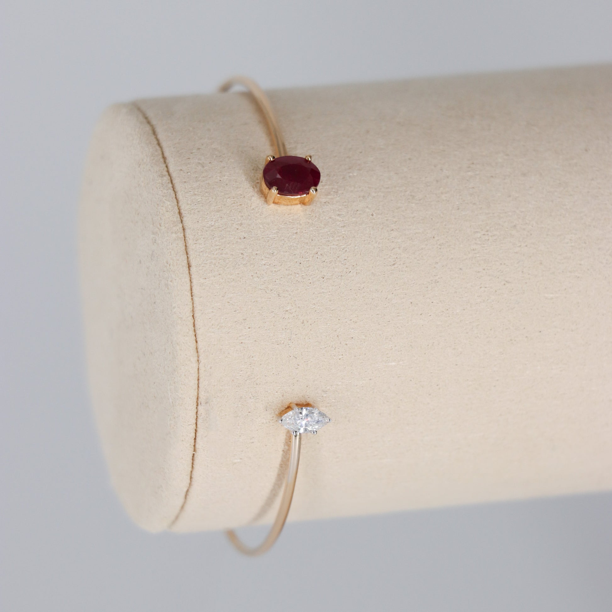 PULSERA RIGIDA DIAMANTE.20ct MQ/1.0ct RUBIE OVAL ORO AMA 14K 6"