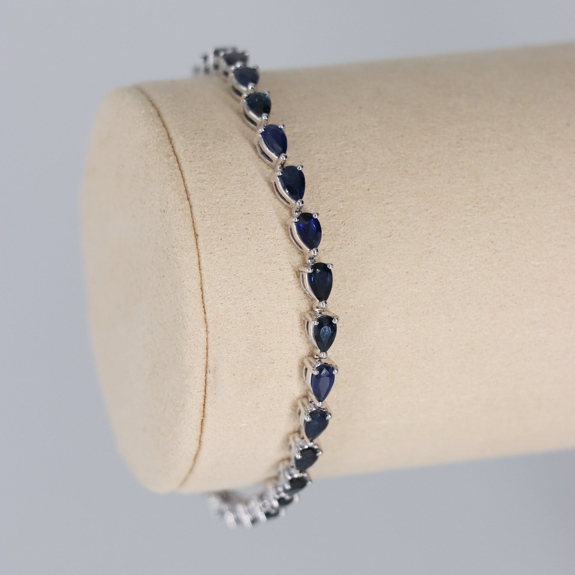 TENIS BRACELET ZAFIROS 8.0ct PERA ORO BCO 14K